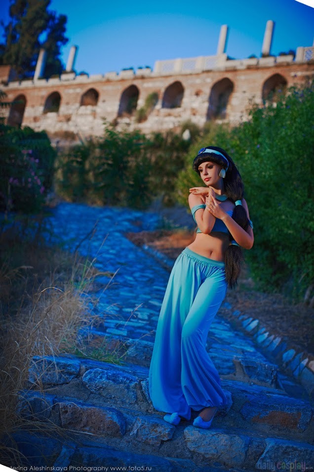 cosplay-paradise:  Lucrecia as Princess Jasminecosplayparadise.net