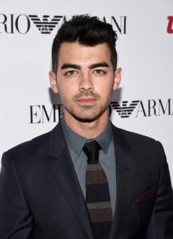 joejonasmusicfr:  Joe Jonas attends the Teen Vogue Young Hollywood Party on September 26, 2014 in Los Angeles.   So classy joe 