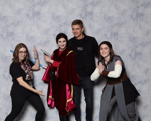 amazinghaydenchristensen: The right posture when you meet Hayden XD Credit to saturnine stardust &am