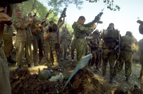 enrique262: Chechnya, russian soldiers gun salute their fallen comrade.