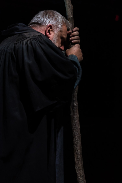 thersc:Simon Russell Beale as Prospero - a production photo from The Tempest.One more photo coming u