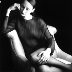 una-lady-italiana:  Bernadette sitting in chair by Rodney Smith - 1995 