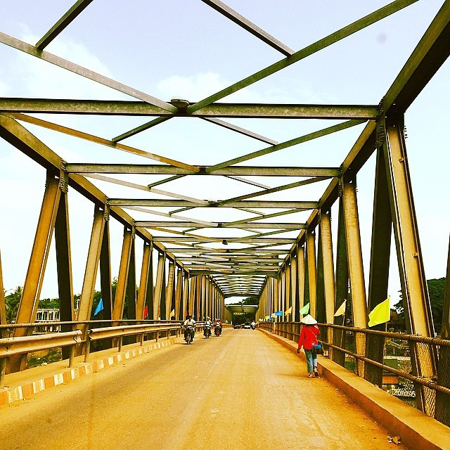 Yesterday, on our way to the farm. #LateUpload #iPhone6 #iPhoneography #iPhoneographer #Bridge #Steel #instagram #instagramtastic #IgersPerth #IgersPinoy #IgersFilipino #igersVientiane #JimCaro #MobilePhotography