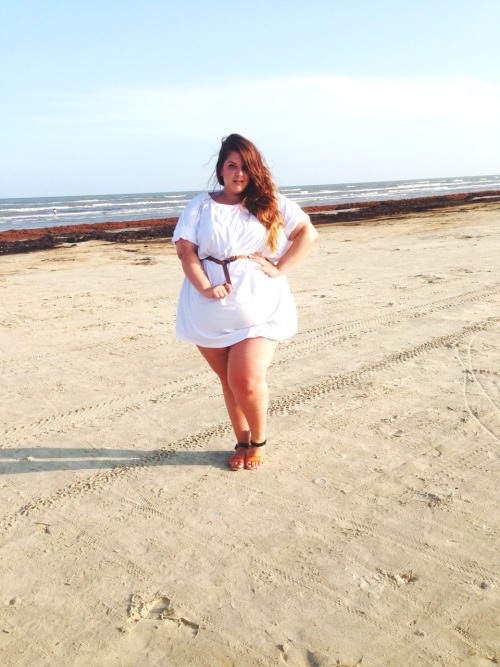 nataliemeansnice:please have these very similar but slightly different buncha pictures of me at the beach being a babe in this oversized asoscurve white tee that i wear as a dress. :)