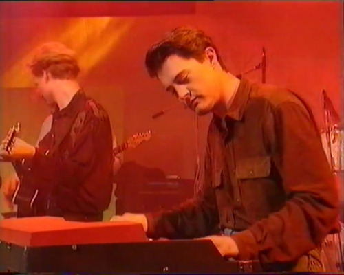 kylemclachlan:never knew i needed to see kyle maclachlan play “light my fire” on keyboard