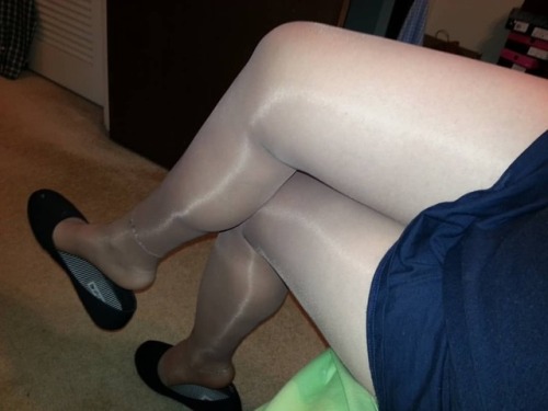 My #legs #thick #thicklegs #legscrossed #crossedlegs in #pantyhose #tights #nylons #hose #stockings 