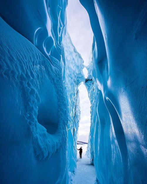 Exploring the ice “Arch” with @jenleahy. This incredible feature is part of @matanuskaglacier. Hopef