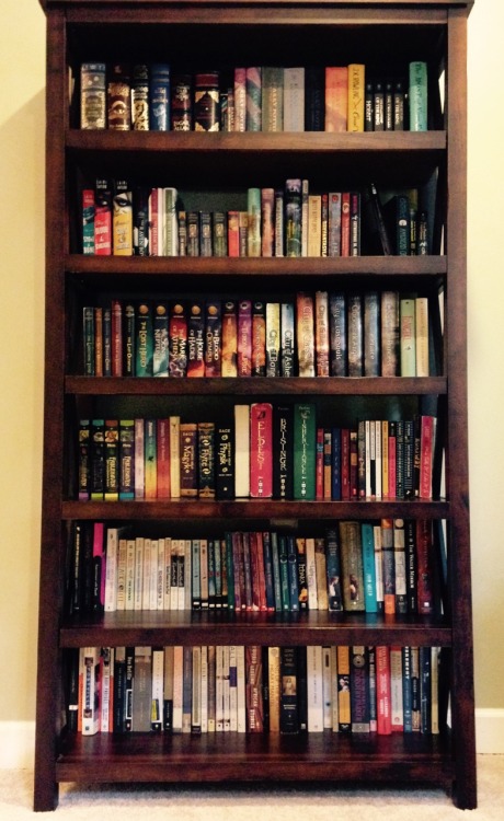 Only 10 months after the move to the new house and my new book shelf is finally here! Only 107 more 