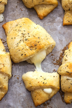 verticalfood:  Cheesy Garlic Butter Crescents