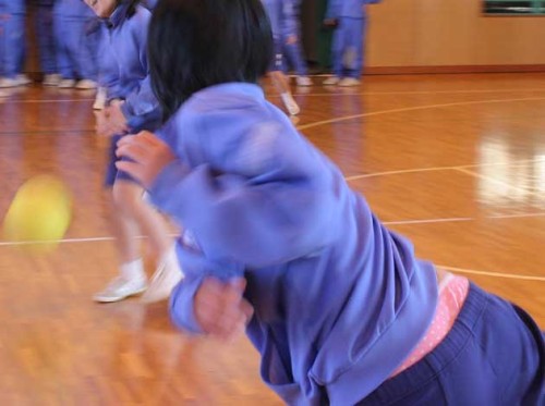 totikoma: 【パンチラ？】ローライズ履いてる女の子のパンツ見えても気にしない風潮ｗｗｗｗｗｗｗｗｗｗ : エロ画像 モモんガッ(･∀･)!!