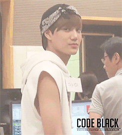 baekaid-o:  Eye contact with jongin 