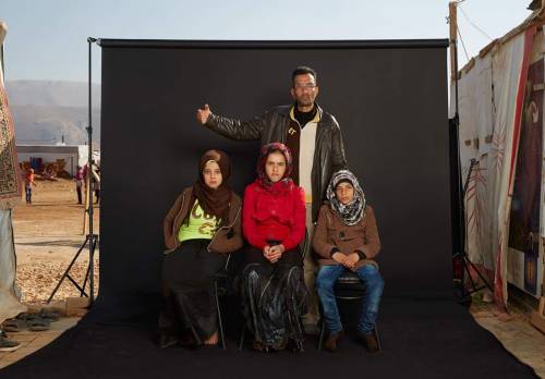 nabulus: it-so-long-life: صحفي بريطاني يعمل على مشروع تصوير العائلات السورية اللاجئه ويترك مكان ال