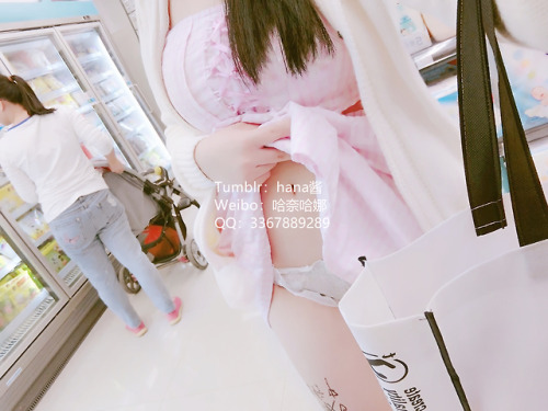 hananohimitsu: 放学啦，去超市买酸奶~今天超市里人好多，感觉好热，掀开衣服透透气吧~在这种地方接受调教真的是好刺激~