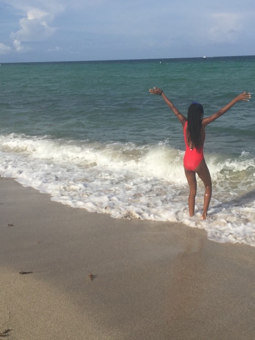 sincerelyemoni:  Don’t really know what’s behind the shoreline, but I wanna be there. Carefree. Alive. 🌊✨