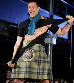 kiltedpride:  Hunky American footballer Steve Weatherford, who plays for the New York Giants, walked down the runway to deafening applause. 