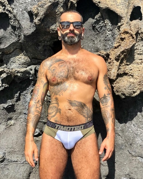 hugoajm:Day off by @cellblock13la www.instagram.com/p/BsX9zFKHVj5/?utm_source=ig_tumblr_shar