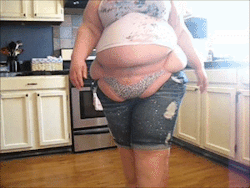 mcflyver:  cl6672:  Fatty fashion show ;)   Love how her fat just bursts out…