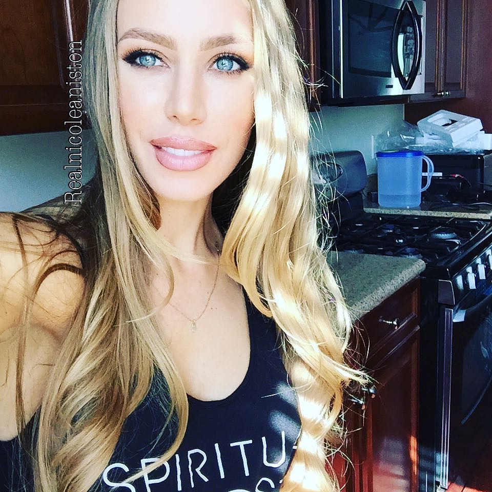 Hi from set 🔥💪🏼🌻 by realnicoleaniston