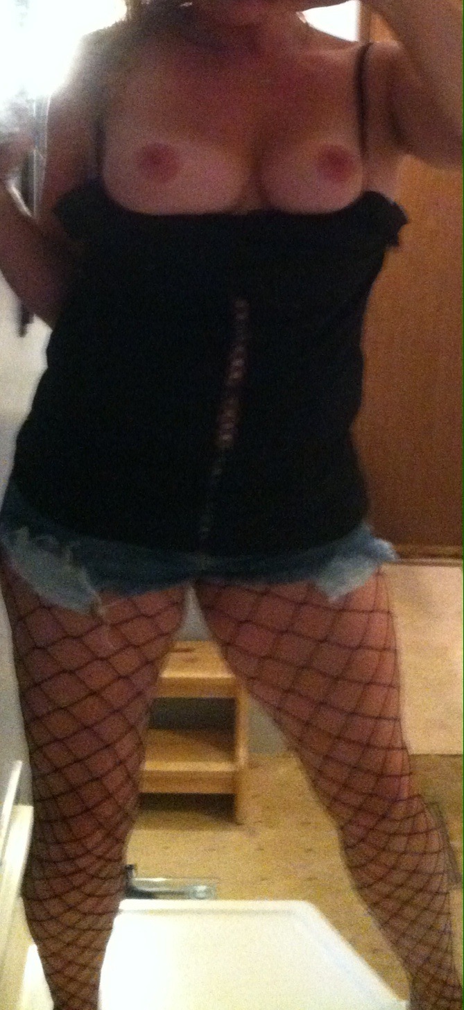milfaubrey:  Fishnets love the way they feel on my clit  ;) xoxomilfaubrey