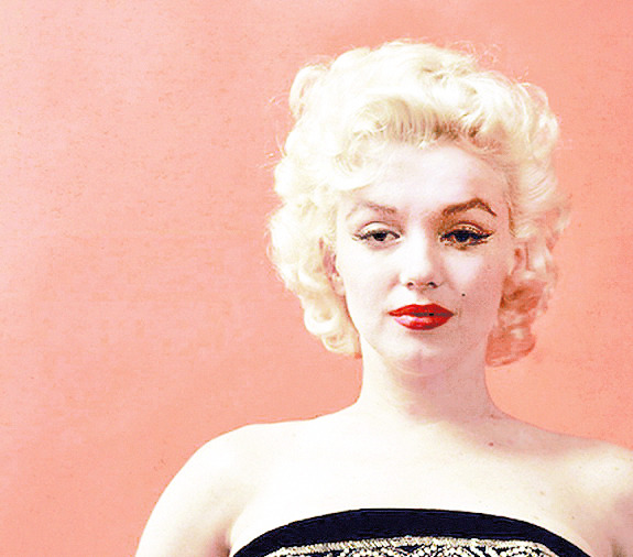ourmarilynmonroe:  Marilyn Monroe photographed by Hal Berg, 1955. 