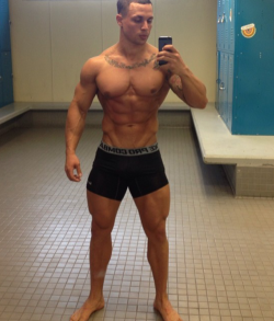 exquisite-taste-of-lust:  Nice and lean 