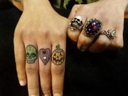 veraeyecandy:I got my fingers tattooed! 