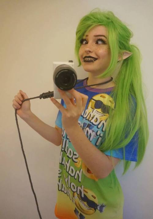 belledelphinesnumberonefan:Green hair <3