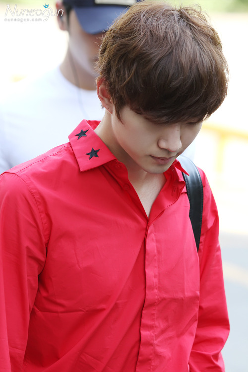 junhofanid:  130531 - JUNHO on the way to Music Bank (cr: Nuneogun)