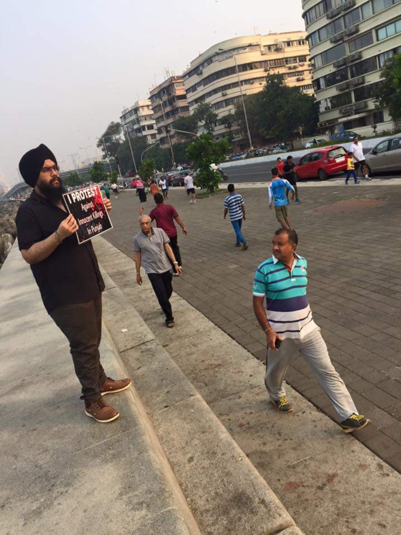 jaggi:  Sikhs are trying to spread the message at Marine drive. Mumbai, India Govt