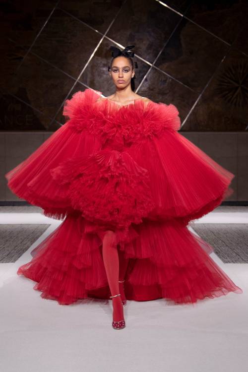 Giambattista Valli, Spring 2022 CoutureCredits:Louis Ghewy - Hair StylistHelene Vasnier - Makeup Art