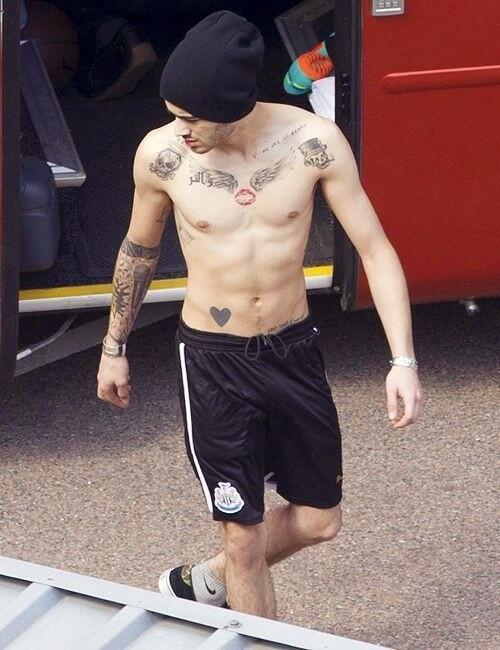 bottom4liam:  Zayn malik shirtless appreciation. 