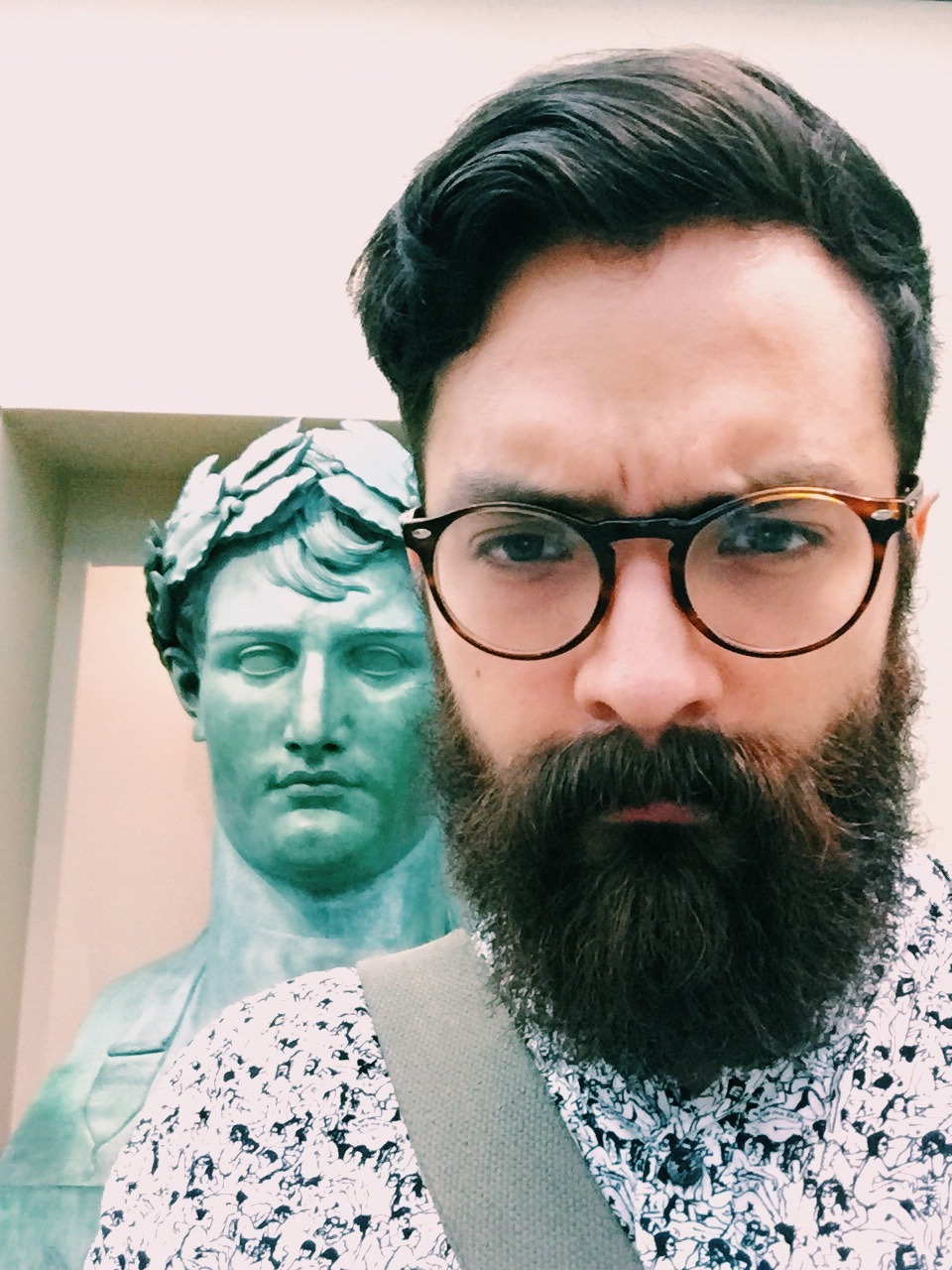leauxnoir:  buthehasdimples:  Selfies a statue at the louvre museum  that shirt is