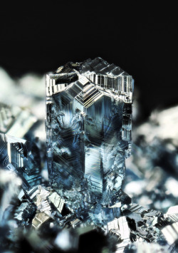 themineralogist:  Osmium crystals twinning (by fluor_doublet) 