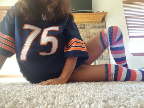 skinnylynnie: Who’s ready for some football?  ☝this girl!!!☝