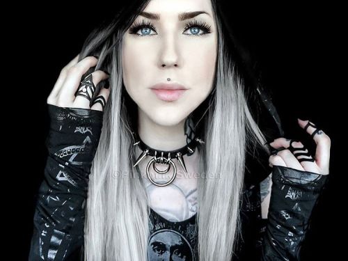 Kendra choker in black & Rings by #rogueandwolf All available at WWW.PINKMILKSWEDEN.COM 
