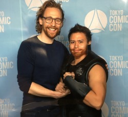 lolawashere: “When I took a picture with Tomhi, I did not know if I could do it, but when I said “Hey! Brother!” he answered “Brother!” and grabbed my hand.“  Tom Hiddleston at the Tokyo Comic Con in Japan on November 30, 2018. 