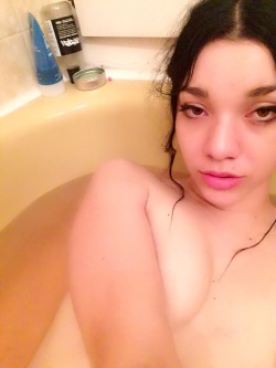 imnoturbabe:  Cute pink bath 💔