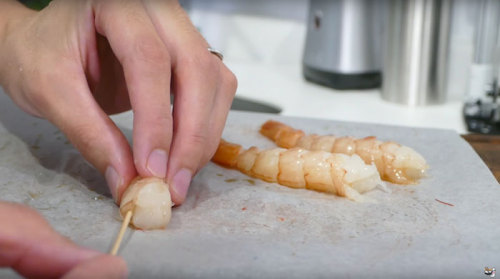 boopymooplier:boredpanda:Sushi That Looks Like Real-Life Swimming Koi In A Few Simple StepsThis is… 