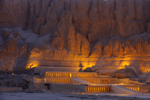 grandegyptianmuseum: The Temple of Hatshepsut glows at sunset  Hatshepsut’s temple is one