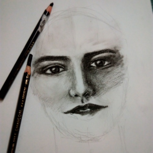sapphireverie:Having too much fun with Charcoal lately. Tryna pull off something with a Renaissance 
