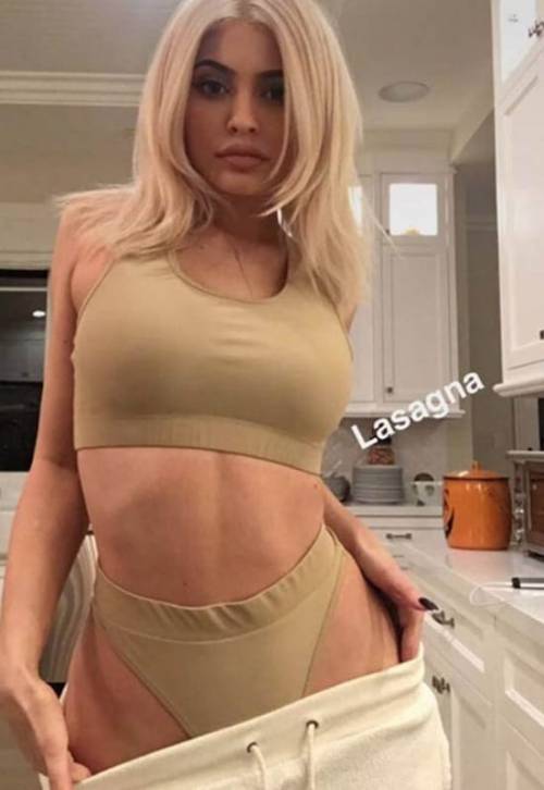 clvassy:  Kylie’s way of making lasagna porn pictures