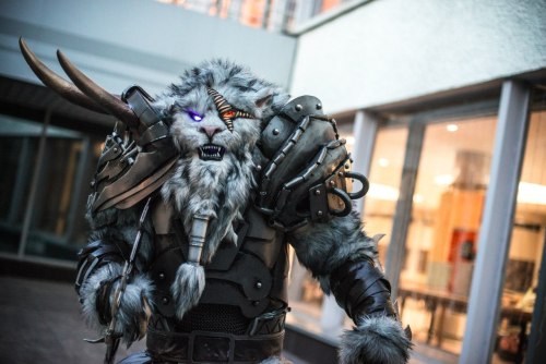 kingkaijuu:More photos of my Rengar cosplay. It’s not his final form yet! I will make bigger shoulders, better legs and some work with proportions. And sword is just suck hard now…  From Siberia Otaku Saiten Photo by: Alexander Gutnik