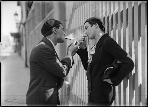 arjeanjones: André Kertész Couple de fumeurs, Paris, ca 1930