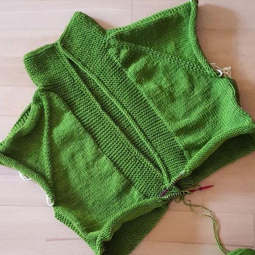 My Puja cardigan (pattern by by @diwamade) is growing. The yarn is merino DK by @rohrspatzundwollmei