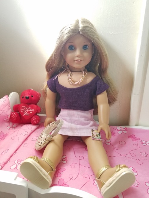 myamericangirldolls:After getting all dressed up and playing with picture filters, Liz ended up just