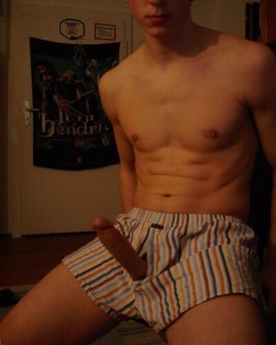 heatedtabloid101:  Was dog sitting for my classmate who lives off campus. Couldn’t resist trying on his boxers.