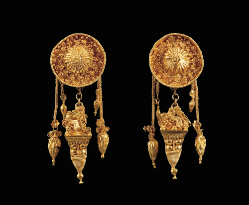 Ancient Greek gold earrings, dating to the late 4th century BCE. On top of the central dangle of eac