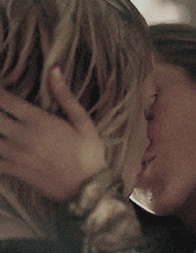alyciadayumcareys:#tentative gentle hair caressing (the way there’s this fear in lexa’s touch, the f
