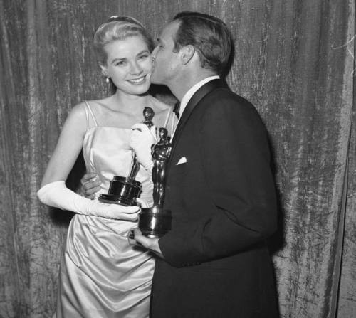 Marlon Brando and Grace Kelly celebrated their Oscars with a kiss.On the waterfront  