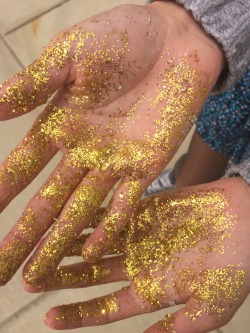 hellobeautifulworld266:  Glitter hands in